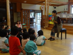 Chiaki Takahashi donates every Friday to the new generation in Otsuchi. In the morning she teaches at the kindergarten, accustoming the children to  English 